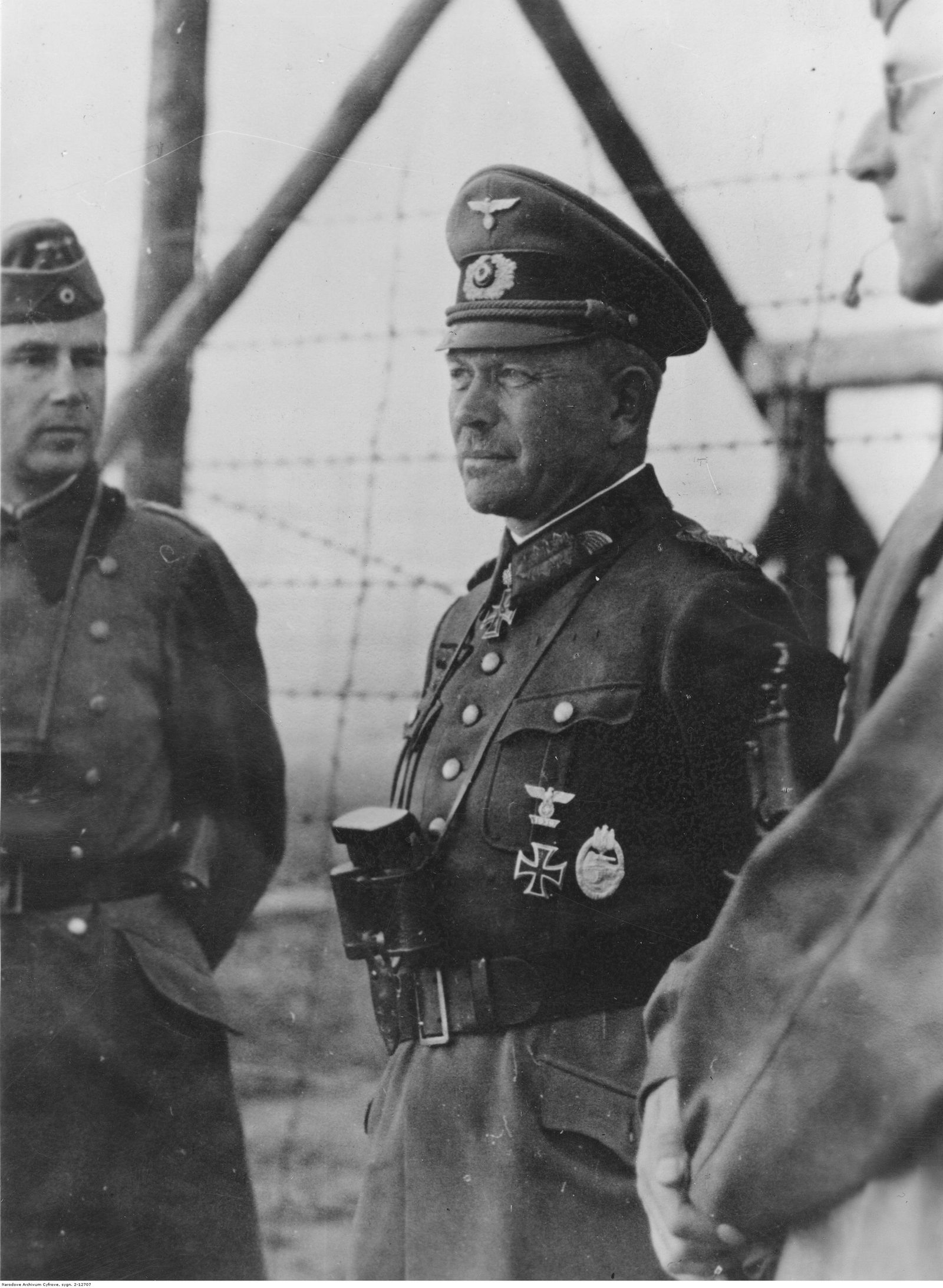 Heinz Guderian, flanked by two officers, photographed shortly after his early-1943 appointment as Inspector General of Armored Troops