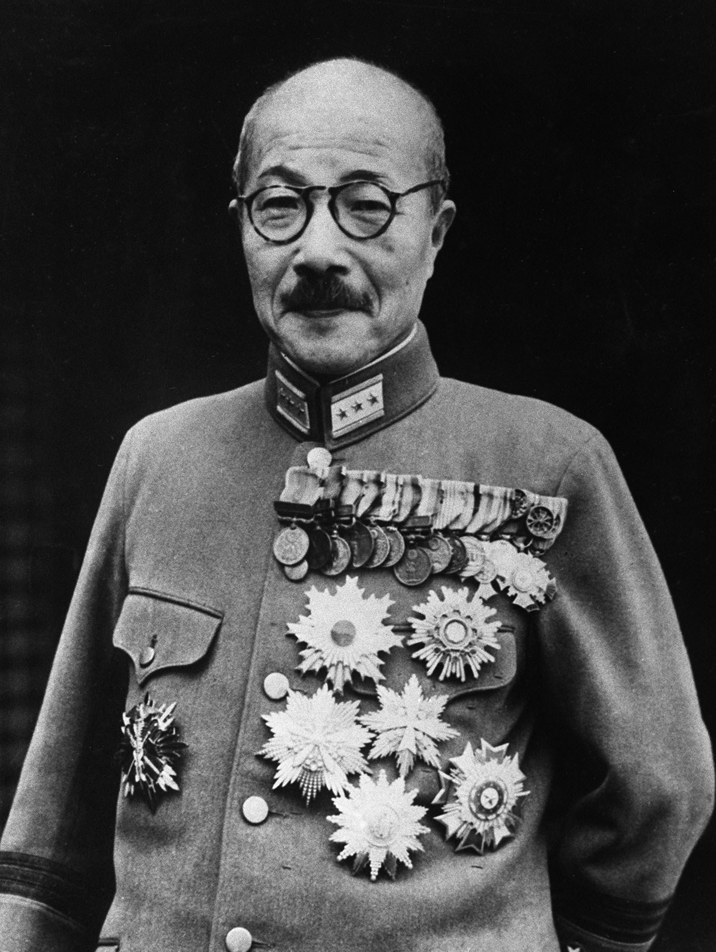 Formal 1941 portrait of Hideki Tojo in military uniform, his chest covered with rows of medals and star-shaped decorations