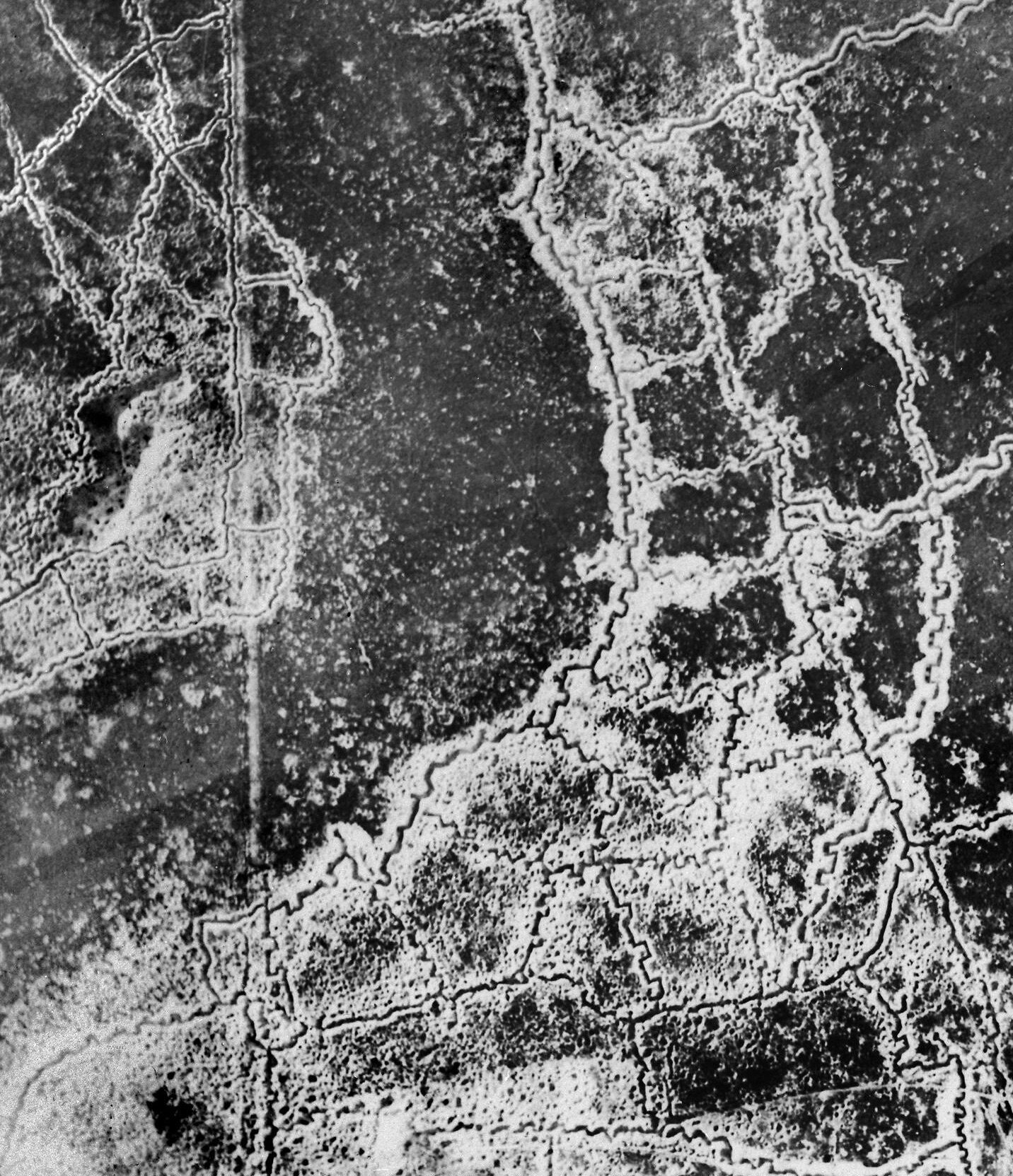 Aerial reconnaissance photograph of the opposing trench lines between Loos-en-Gohelle and Hulluch in July 1917, in which the constant zigzag of fire bays and traverses is visible from above